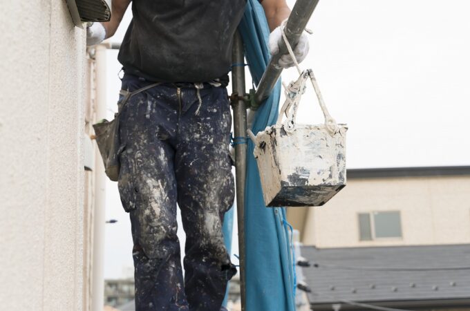足場上の塗装工