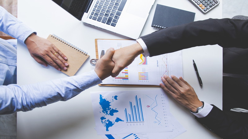 パソコン・手をつなぐ