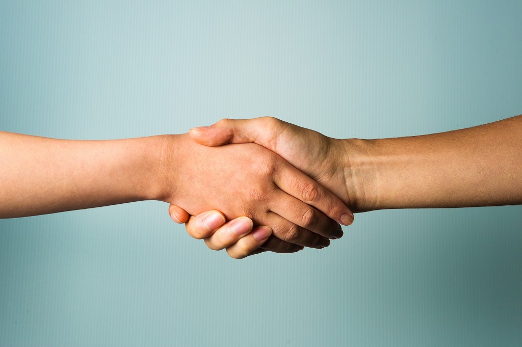 手をつなぐ