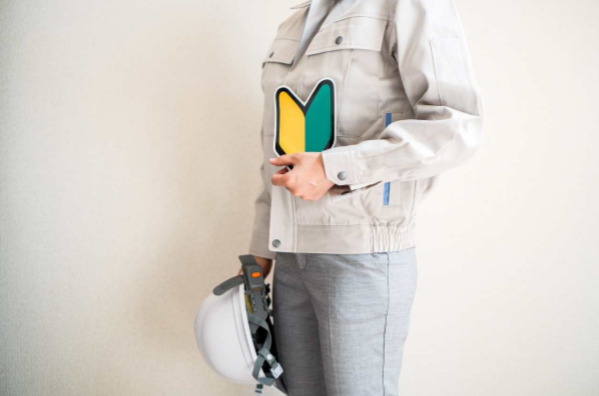 初心者マークを持つ